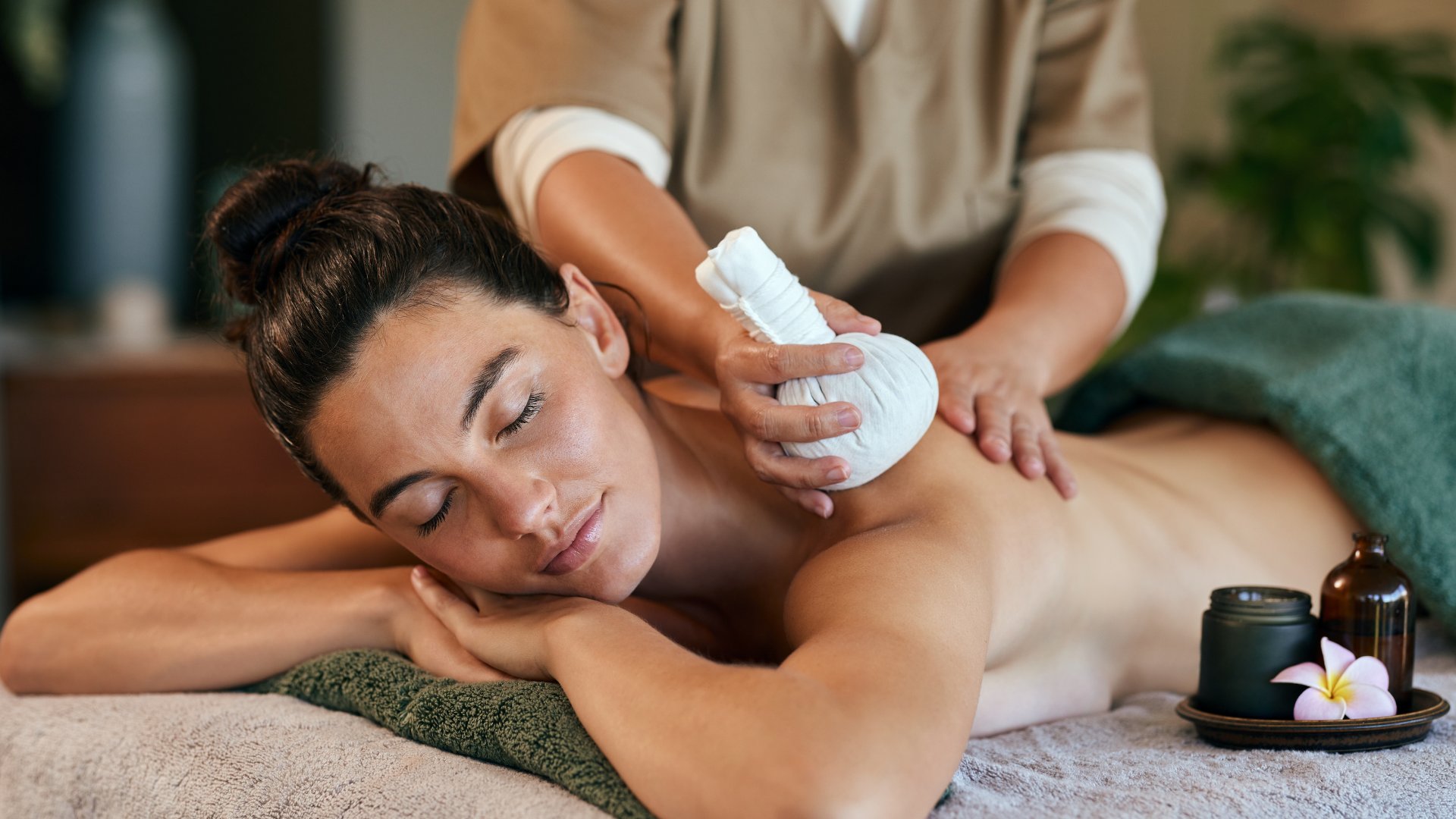 Herbal compress massage treatment
